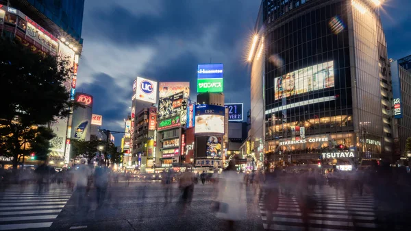 Tokyo, Japonya - Ağustos 2018: bulanık tanımlanamayan yayalar Shibuya Crossing: Tokyo, Japan, yürüyüş