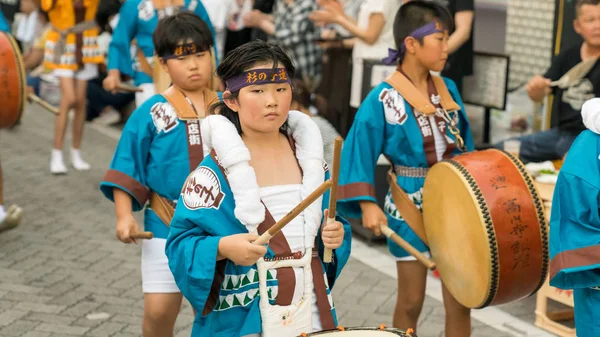 2018年 日本の子供たちが高円寺阿波おどりの有名な祭りで伝統の阿波踊りを踊る — ストック写真