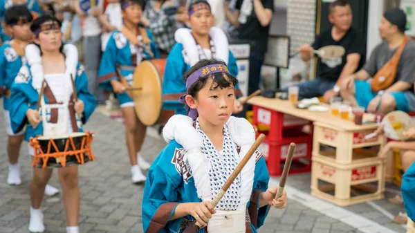 2018年 日本の子供たちが高円寺阿波おどりの有名な祭りで伝統の阿波踊りを踊る — ストック写真