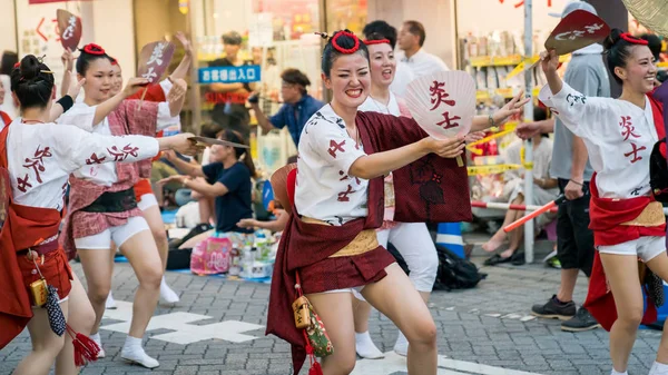 高円寺阿波おどりの有名な祭りで伝統の阿波踊りを踊る東京 2018年 日本語を披露 — ストック写真