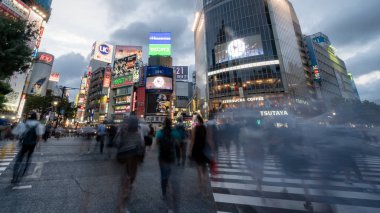 Tokyo, Japonya - Ağustos 2018: bulanık tanımlanamayan yayalar Shibuya Crossing: Tokyo, Japan, yürüyüş