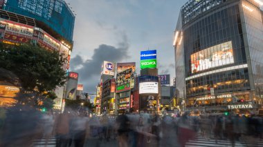 Tokyo, Japonya - Ağustos 2018: bulanık tanımlanamayan yayalar Shibuya Crossing: Tokyo, Japan, yürüyüş