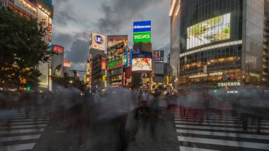 Tokyo, Japonya - Ağustos 2018: bulanık tanımlanamayan yayalar Shibuya Crossing: Tokyo, Japan, yürüyüş