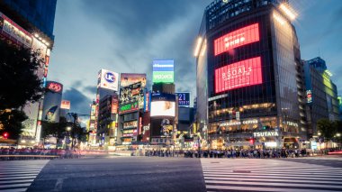 Tokyo, Japonya - Ağustos 2018: Uzun pozlama fotoğraf Shibuya uygularken otomobillerin ışık yollar ile