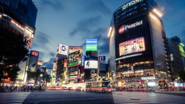 Tokyo, Japonya - Ağustos 2018: Uzun pozlama fotoğraf Shibuya uygularken otomobillerin ışık yollar ile
