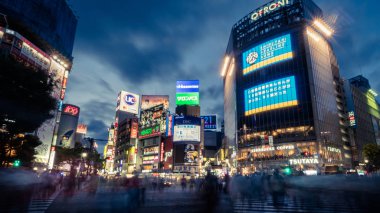 Tokyo, Japonya - Ağustos 2018: bulanık tanımlanamayan yayalar Shibuya Crossing: Tokyo, Japan, yürüyüş
