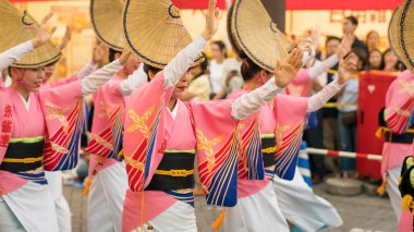 Tokyo, Japonya - Ağustos 2018: ünlü Koenji Awa Odori festivalin geleneksel Awaodori dans dans Japon sanatçılar.
