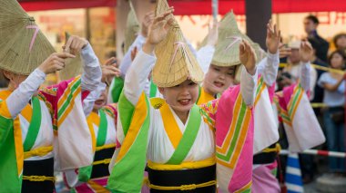 Tokyo, Japonya - Ağustos 2018: ünlü Koenji Awa Odori festivalin geleneksel Awaodori dans dans Japon sanatçılar.