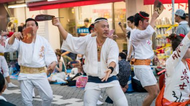 Tokyo, Japonya - Ağustos 2018: ünlü Koenji Awa Odori festivalin geleneksel Awaodori dans dans Japon sanatçılar.