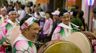 Tokyo, Japonya - Ağustos 2018: ünlü Koenji Awa Odori festivalin geleneksel Awaodori dans dans Japon sanatçılar.