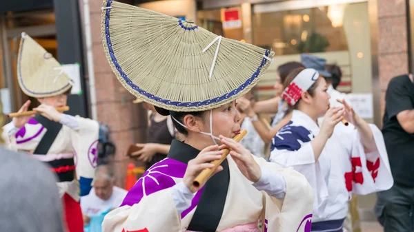 高円寺阿波おどりの有名な祭りで伝統の阿波踊りを踊る東京 2018年 日本語を披露 — ストック写真