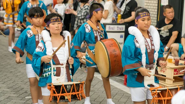 2018年 日本の子供たちが高円寺阿波おどりの有名な祭りで伝統の阿波踊りを踊る — ストック写真