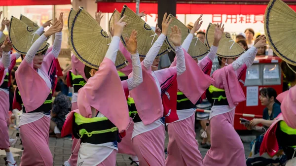 Tokyo, Japonya - Ağustos 2018: ünlü Koenji Awa Odori festivalin geleneksel Awaodori dans dans Japon sanatçılar.