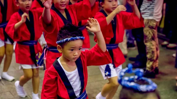 Tokyo, Japonya - Ağustos 2018: ünlü Koenji Awa Odori festivalin geleneksel Awaodori dans dans Japon çocuk.