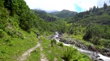 Artvin, Türkiye - Temmuz 2018: tanımlanamayan trekking grubu Gorgit Yaylası Karadeniz bölgesinde, Artvin, Türkiye için doğada yürüyüş