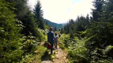Artvin, Türkiye - Temmuz 2018: tanımlanamayan trekking grubu Gorgit Yaylası Karadeniz bölgesinde, Artvin, Türkiye için doğada yürüyüş