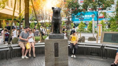 Tokyo, Japonya - Ağustos 2018: Hachiko anıt heykeli. Akita köpek hikayesi efsane oldu ve küçük bir heykel Shibuya İstasyonu önünde dikildi
