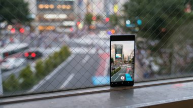 Tokyo, Japonya - Ağustos 2018: Shibuya Crossing geçerken yaya bir video kaydı Smartphone