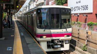 Tokyo, Japonya - Ağustos 2018: Tren bekleyen Kamikitazawaeki tren istasyonunda Tokyo, Japonya
