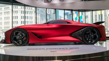 Tokyo, Japonya - Ağustos 2018: Nissan Crossing showroom Ginza bölgesinde, Nissan kavramı 2020 Vizyonu Gran Turismo araç.