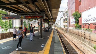 Tokyo, Japonya - Ağustos 2018: Commuters bir metro istasyonunda gelmesi bir sonraki tren bekliyor