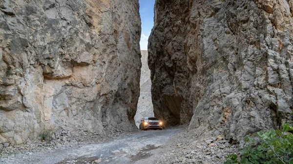 Кемалия Турция Октябрь 2018 Года Автомобиль Проезжающий Каменной Дороге Городе — стоковое фото