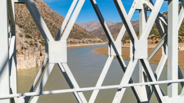 Kemaliye, Türkiye - Ekim 2018: Nehir fırat Kemaliye, Erzincan, Türkiye içinde peyzaj Recep Yazıcıoğlu Köprüsü'nden görünüm