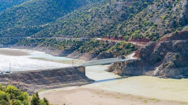 Kemaliye, Türkiye - Ekim 2018: Nehir fırat Recep Yazıcıoğlu Köprüsü.