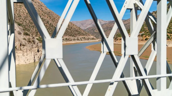 Kemaliye, Türkiye - Ekim 2018: Nehir fırat Kemaliye, Erzincan, Türkiye içinde peyzaj Recep Yazıcıoğlu Köprüsü'nden görünüm