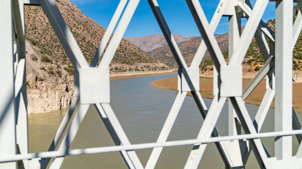 Кемалия, Турция - октябрь 2018 года: Вид на ландшафт с моста Реджеп Язичиоглу на реке Евфрат в Кемалии, Эрзинкан, Турция
