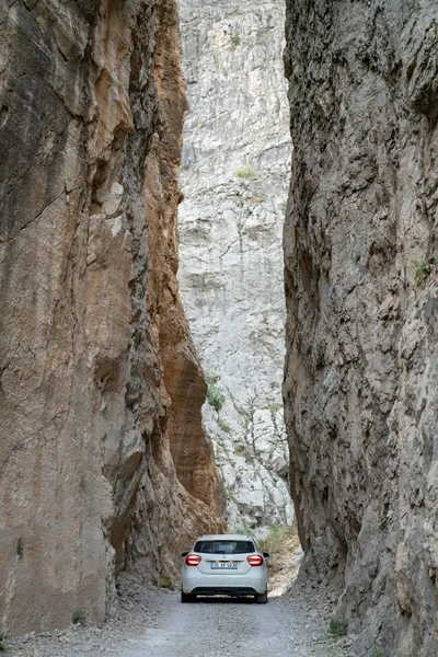 Kemaliye Turchia Ottobre 2018 Una Macchina Che Attraversa Strada Pietra — Foto Stock