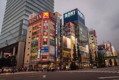 Tokyo, Japonya - Ağustos 2018: Akihabara yaya geçidi Kavşağı'nda renkli ışıklar ile akşam. Japonca Akihabara Street, Japonya üzerinde karşıdan karşıya.