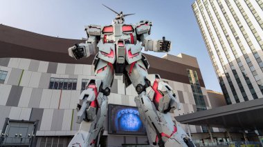 Tokyo, Japonya - Ağustos 2018: Unicorn Gundam heykeli hayat boyutu ayakta ön dalgıç city plaza Tokyo Odaiba
