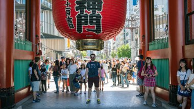 Tokyo, Japonya - Ağustos 2018: Tokyo, Japonya'nın Sensoji Asakusa Tapınağı büyük kırmızı fener altında poz tanımlanamayan Turizm