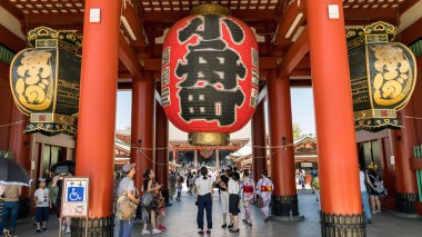 Tokyo, Japonya - Ağustos 2018: Tanımlanamayan turist altında büyük kırmızı fener Sensoji Asakusa Tapınağı: Tokyo, Japan