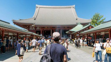 Tokyo, Japonya - Ağustos 2018: ayakta ve Sensoji Tapınağı, Tokyo, Japonya Asakusa alanında en eski Tapınağı doğru seyir tanımlanamayan Turizm