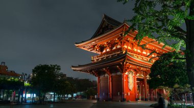 Tokyo, Japonya - Ağustos 2018: Tanımlanamayan turist Sensoji Tapınağı, Tokyo, Japonya Asakusa alanında en eski Tapınağı ziyaret