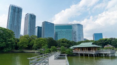 Tokyo, Japonya - Ağustos 2018: Bir büyük ve çekici Peyzaj Bahçe de Tokyo, Chuo bölgesi, Sumida nehir, Japonya Hamarikyu Bahçeleri vardır