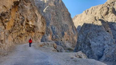 Kemaliye, Türkiye - Ekim 2018: Kemaliye 'deki Dark Canyon' da yürüyen fotoğrafçı veya Erzincan 'daki Egin