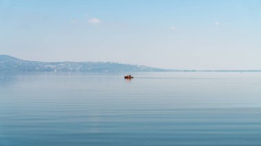 Sapanca Gölü, Adapazarı, Türkiye'de küçük bir tekne Tanımlanamayan kişi