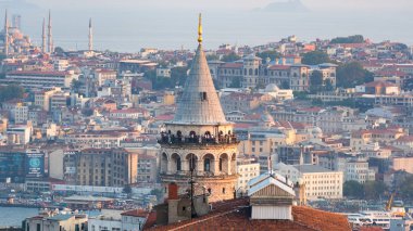 İstanbul, Türkiye - Eylül 2018: Istanbul cityscape Galata Kulesi ve Haliç toplu konut