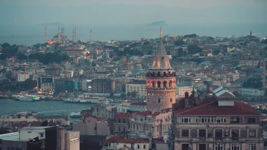 İstanbul, Türkiye - Eylül 2018: Istanbul cityscape Galata Kulesi ve Haliç toplu konut