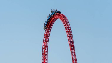 İstanbul, Türkiye - Eylül 2018: ziyaretçi Viasea Tema Park, istanbul, Türkiye bir roller coaster binmek