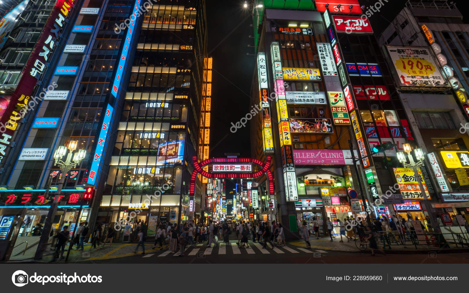 日本东京2018年8月新宿区歌舞伎町的人的长张曝光照片该地区是一个娱乐