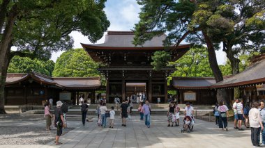 Tokyo, Japonya - Ağustos 2018: Meiji Shibuya, Tokyo, bulunan tapınak İmparator Meiji ve karısı İmparatoriçe Shoken tanrılaştırılmış ruhları için adanmış Shinto tapınağı olduğunu.