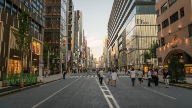 Tokyo, Japonya - Ağustos 2018: Alışveriş bölgesi Ginza arabalar için Pazar günleri kapatan ve bir yaya sokağında olur ünlü Chuo Dori Caddesi ile
