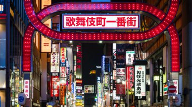 Tokyo, Japonya - Ağustos 2018: Uzun pozlama fotoğraf Shinjuku bölgesinde Kabukicho insan. Bir eğlence ve kırmızı ışık bölge alandır