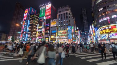 Tokyo, Japonya - Ağustos 2018: Uzun pozlama fotoğraf Shinjuku bölgesinde Kabukicho insan. Bir eğlence ve kırmızı ışık bölge alandır