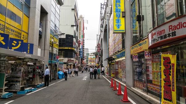 カラフルなライトで夜の東京 2018年 秋葉原横断歩道ジャンクション 日本は秋葉原通り 日本に道路を横断します — ストック写真