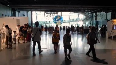 Tokyo, Japonya - Ağustos 2018: Ulusal Müzesi gelişmekte olan bilim ve yenilik, Japonya'nın bilim ve teknoloji ajansı tarafından oluşturulan Miraikan olarak bilinen içinde kimliği belirsiz kişi